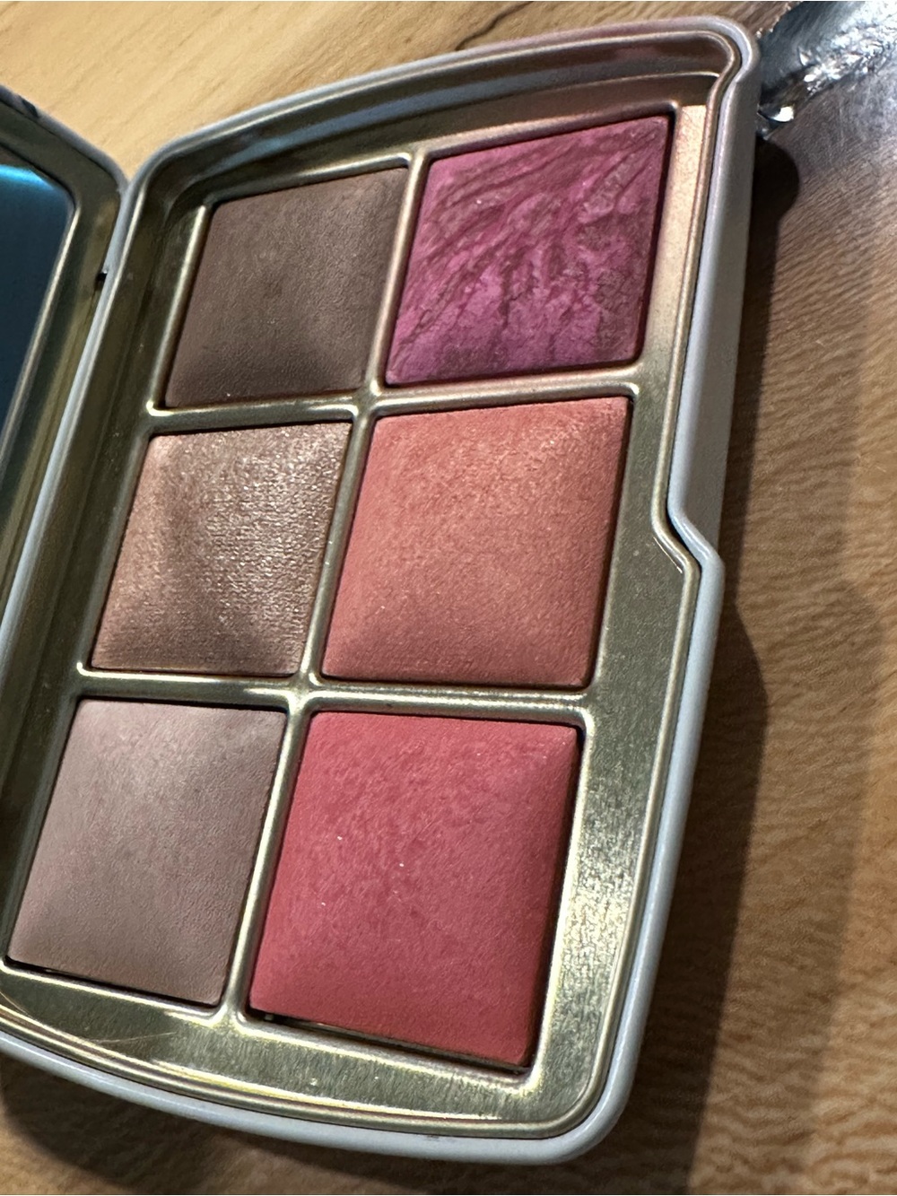 Hourglass Ambient Lighting
Edit Unlocked Swan Palette and Brush II - Picture 8 of 15